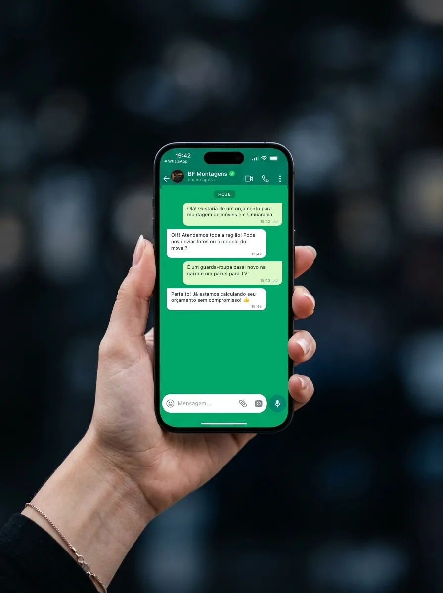 Mão segurando celular com conversa de WhatsApp da BF Montagens